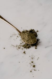 Read more about the article Kratom Crossroads: The Rising Concern of Synthetic 7-OH and Regulatory Uncertainty in Europe